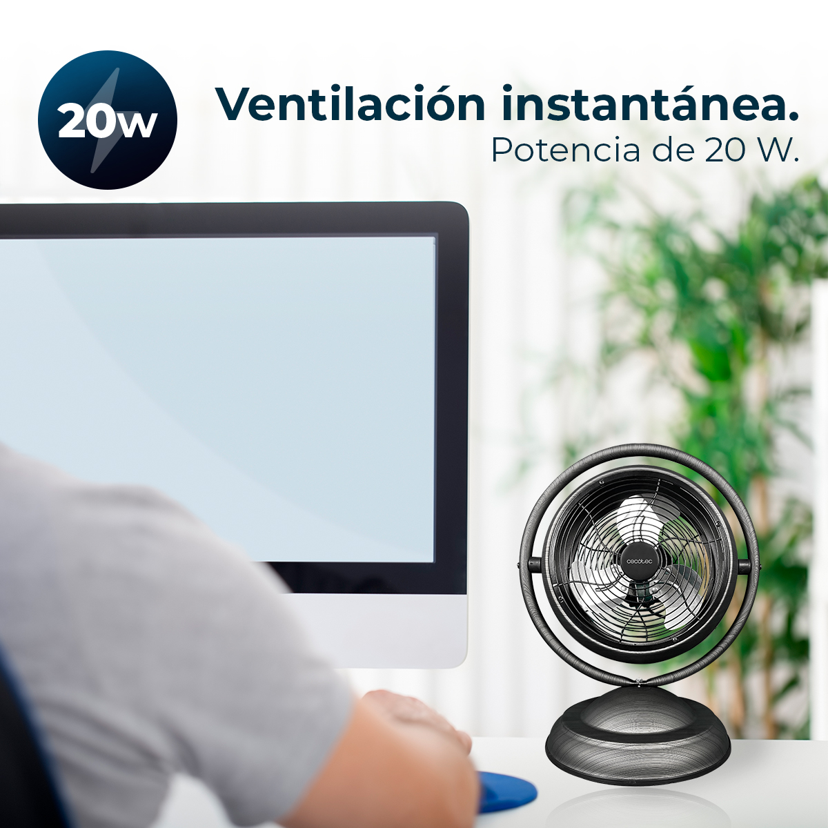 Un ventilador de escritorio de 20W junto a un ordenador.