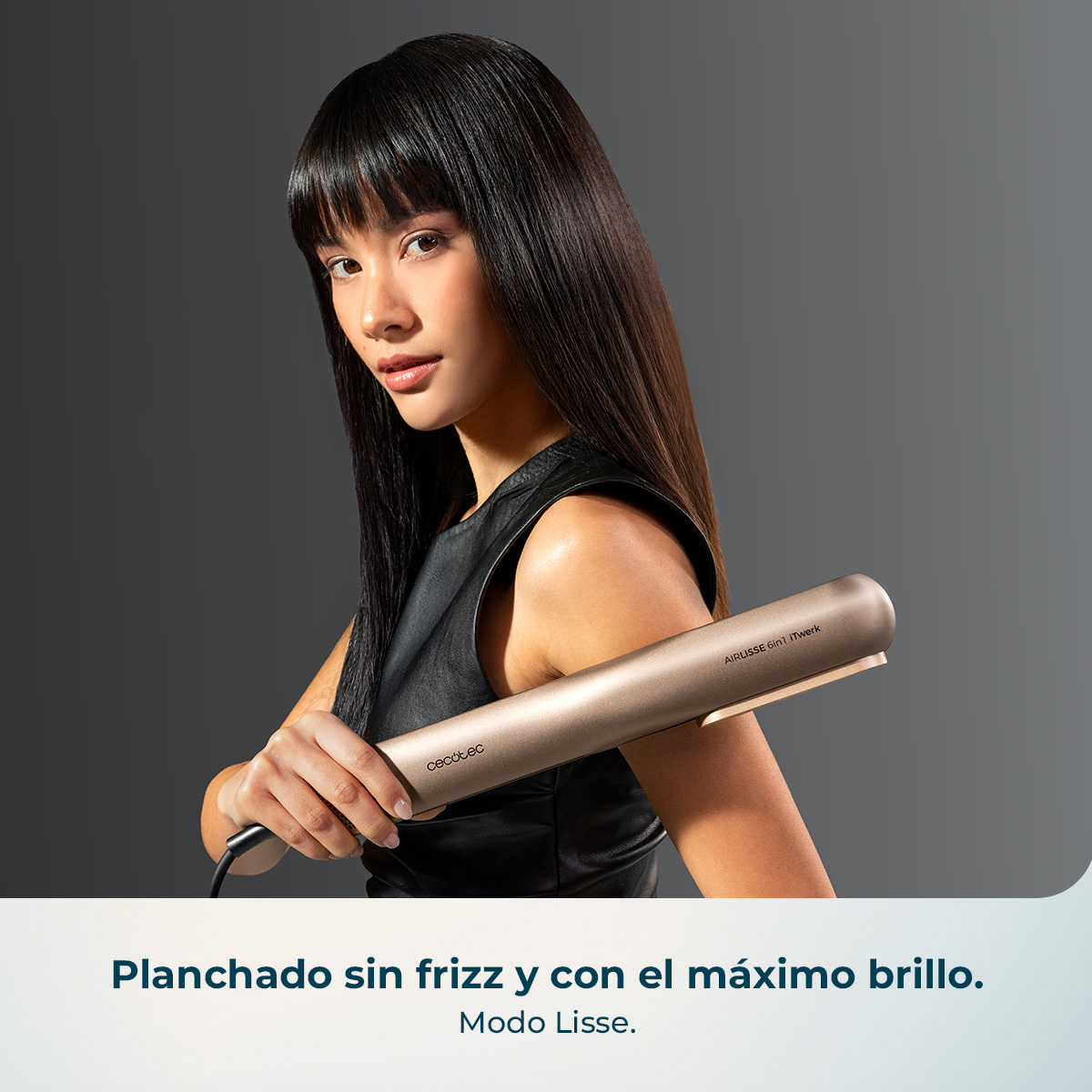 Una mujer con pelo largo y oscuro sostiene una plancha dorada.