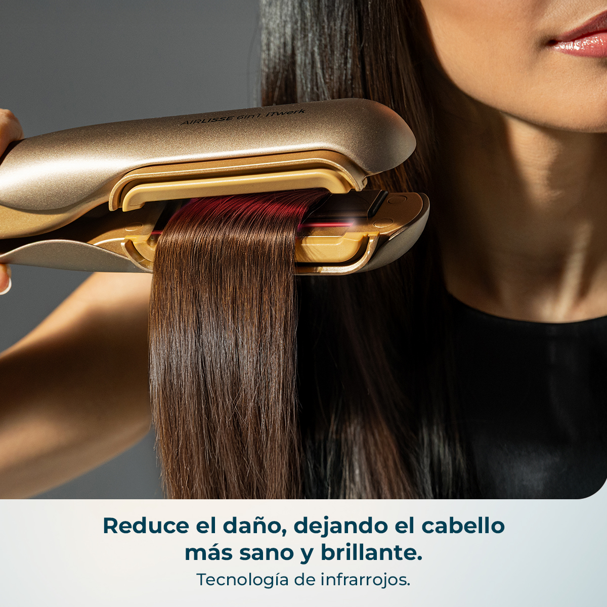 Plancha dorada para el cabello alisa pelo castaño. Efectos de calor.