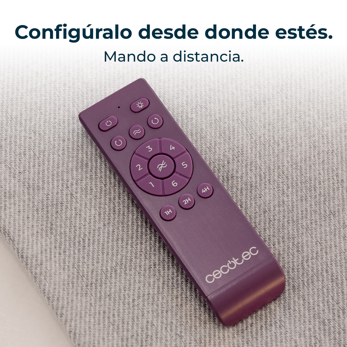 Un mando a distancia morado con números y símbolos sobre tela gris.