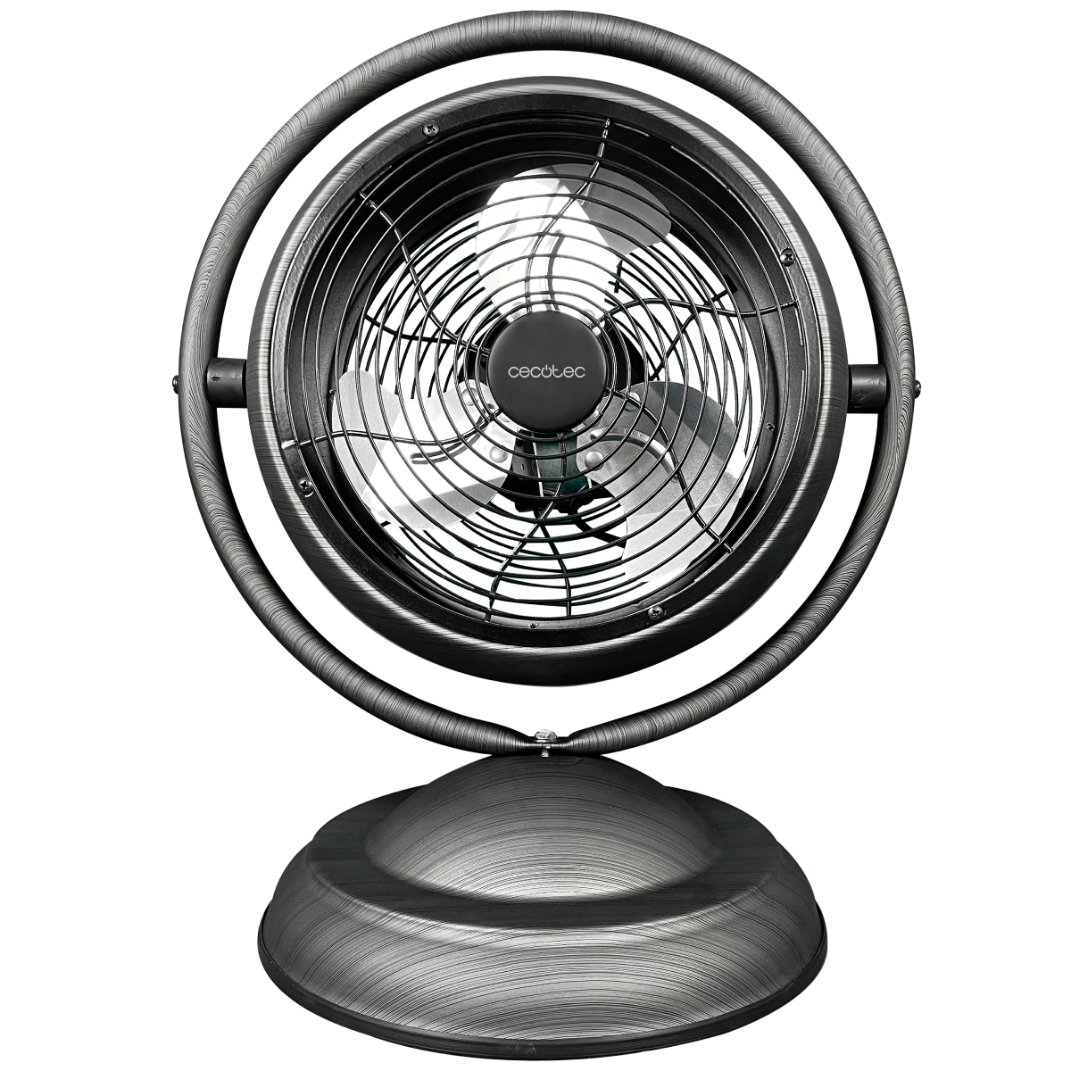 Un ventilador de mesa plateado con tres aspas y una rejilla metálica redonda.