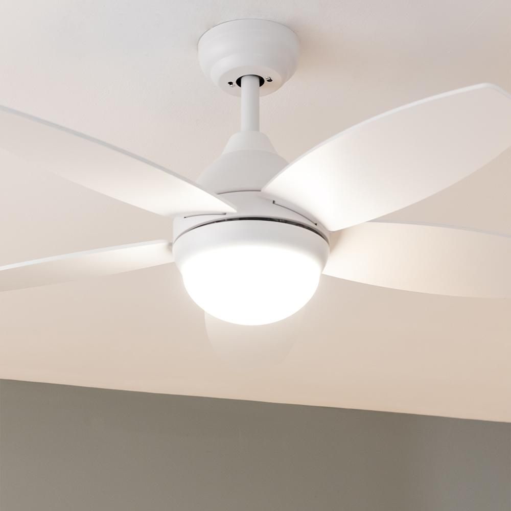 Una luz de ventilador de techo blanca con cinco aspas, montada en el techo.