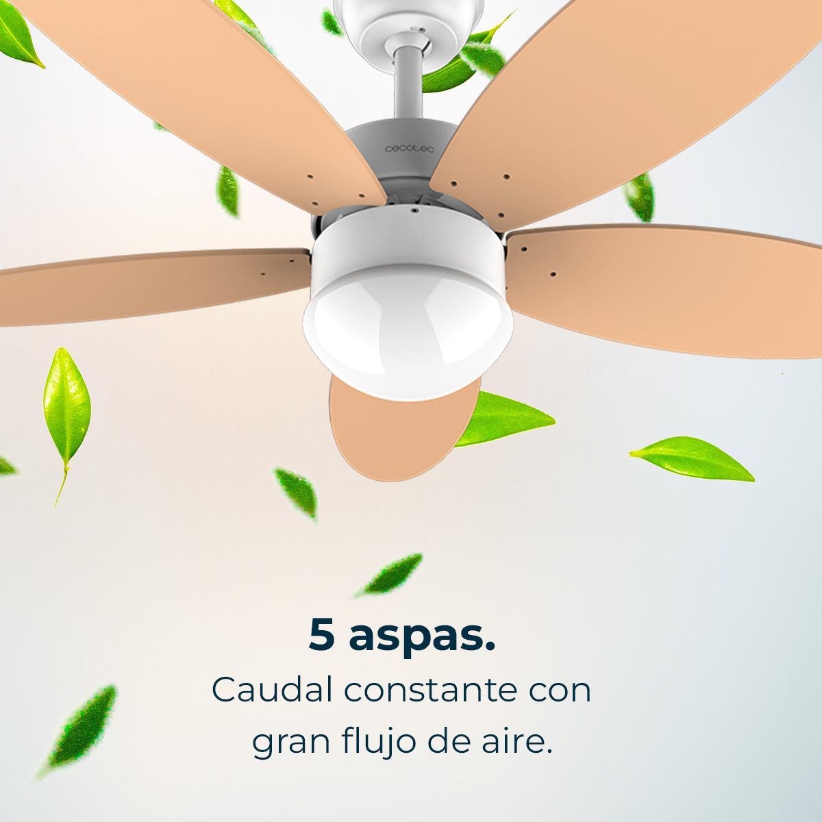 Ventilador de techo con 5 aspas marrones y luz blanca, rodeado de hojas verdes.