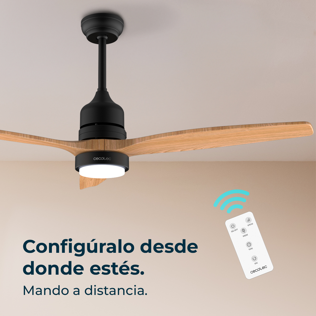 Ventilador de techo negro con aspas de madera y mando.