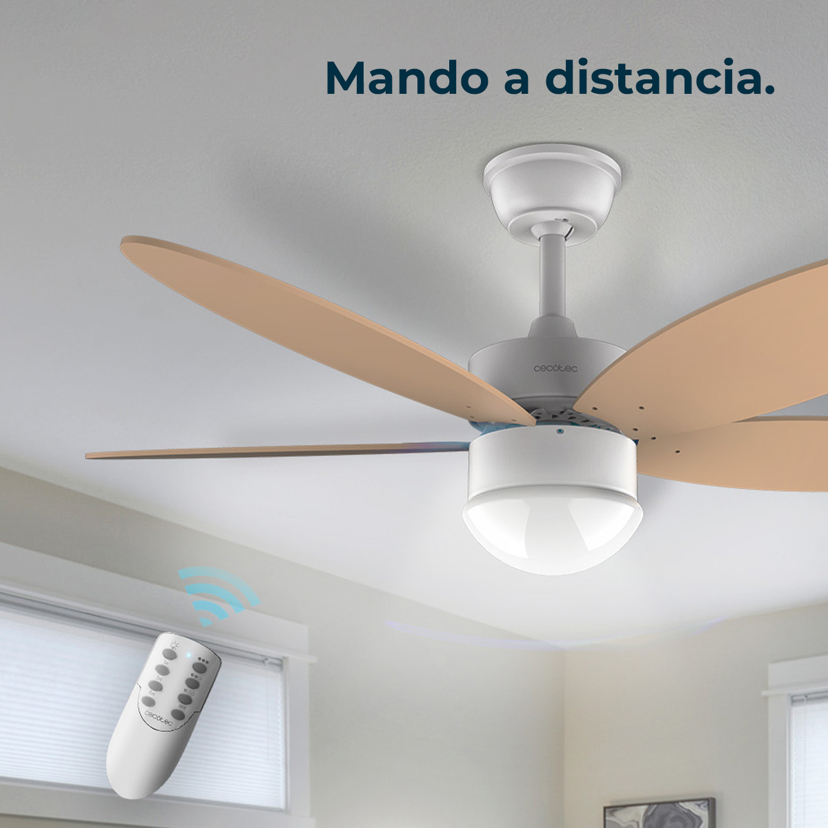 Un control remoto blanco con ondas de señal azules apunta a un ventilador de techo blanco con aspas de madera.