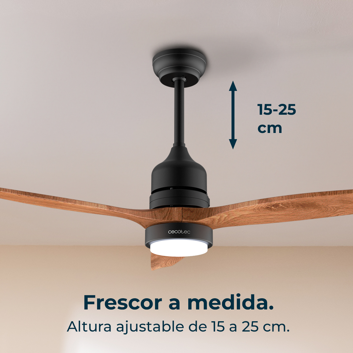 Ventilador de techo negro con aspas de madera y luz, altura ajustable 15-25 cm.