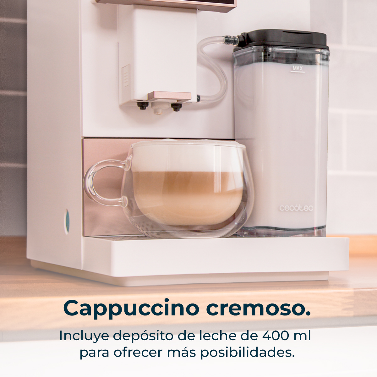 Una cafetera con un depósito de leche y un vaso de capuchino.