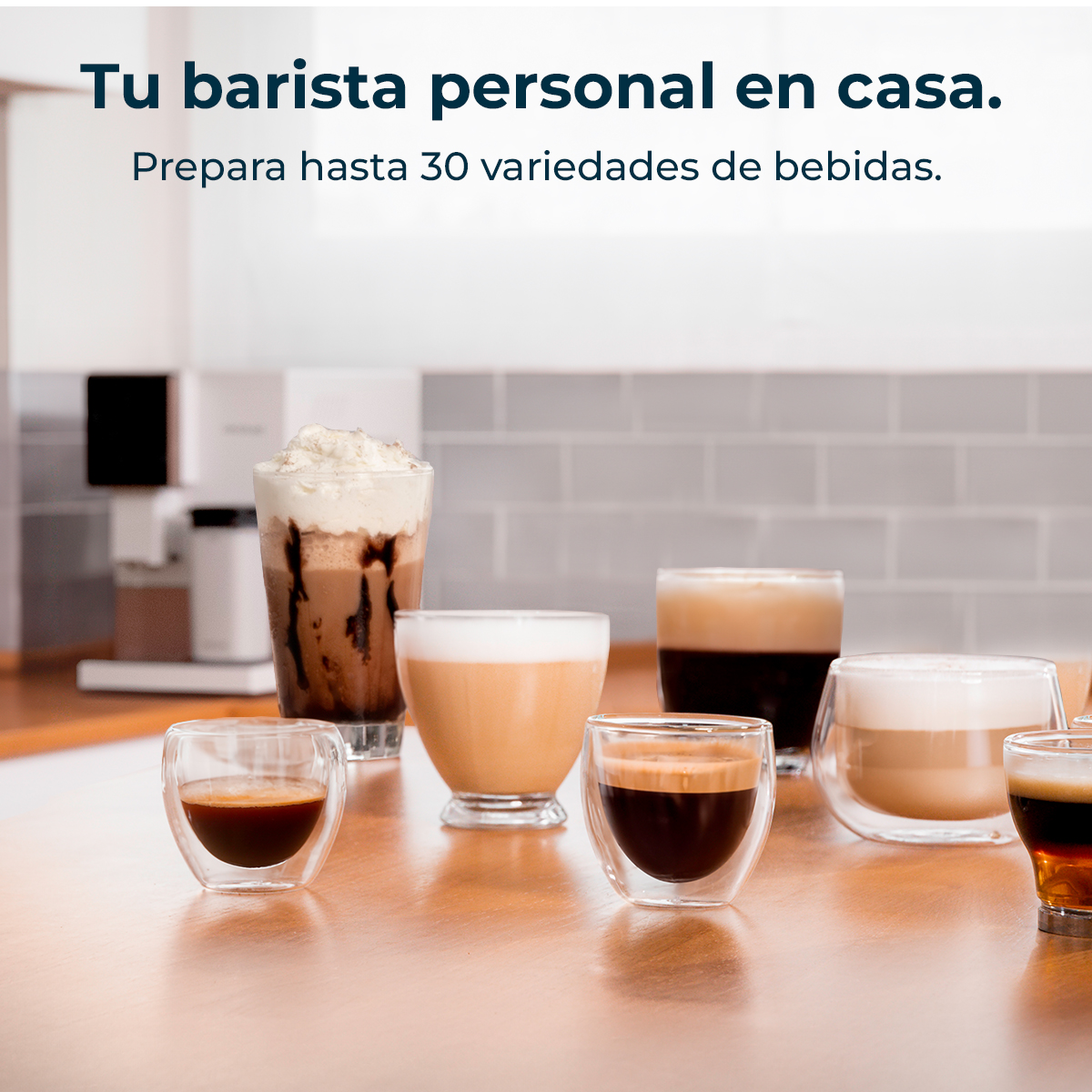 Varias bebidas de café en vasos transparentes sobre mesa de madera, con máquina de café al fondo.