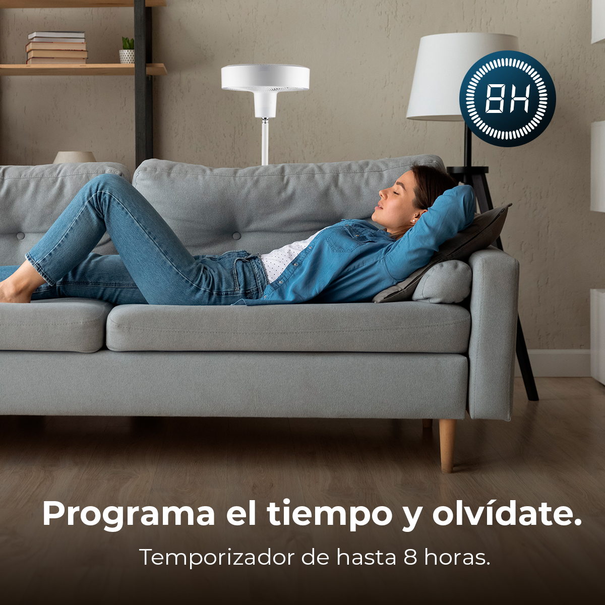 Una mujer descansa en un sofá mientras funciona un ventilador. Un temporizador muestra 8H.