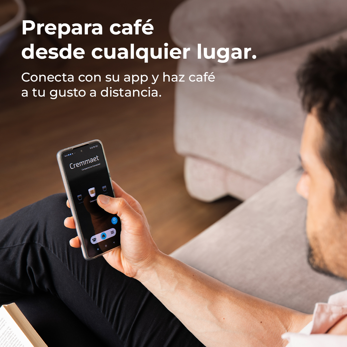 Hombre sostiene smartphone con app de cafetera. Texto: Prepara café desde cualquier lugar.