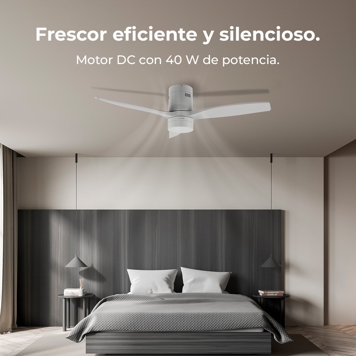 Un ventilador de techo blanco de tres aspas gira sobre una cama de dormitorio moderna.