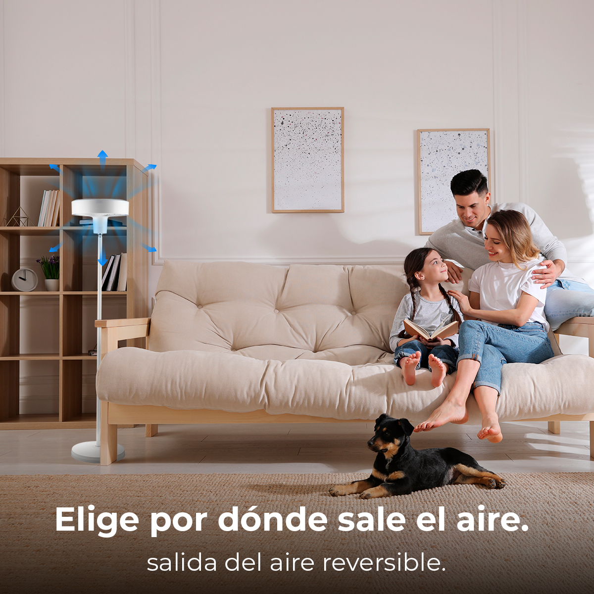 Familia con perro relajándose en sofá; ventilador al frente.