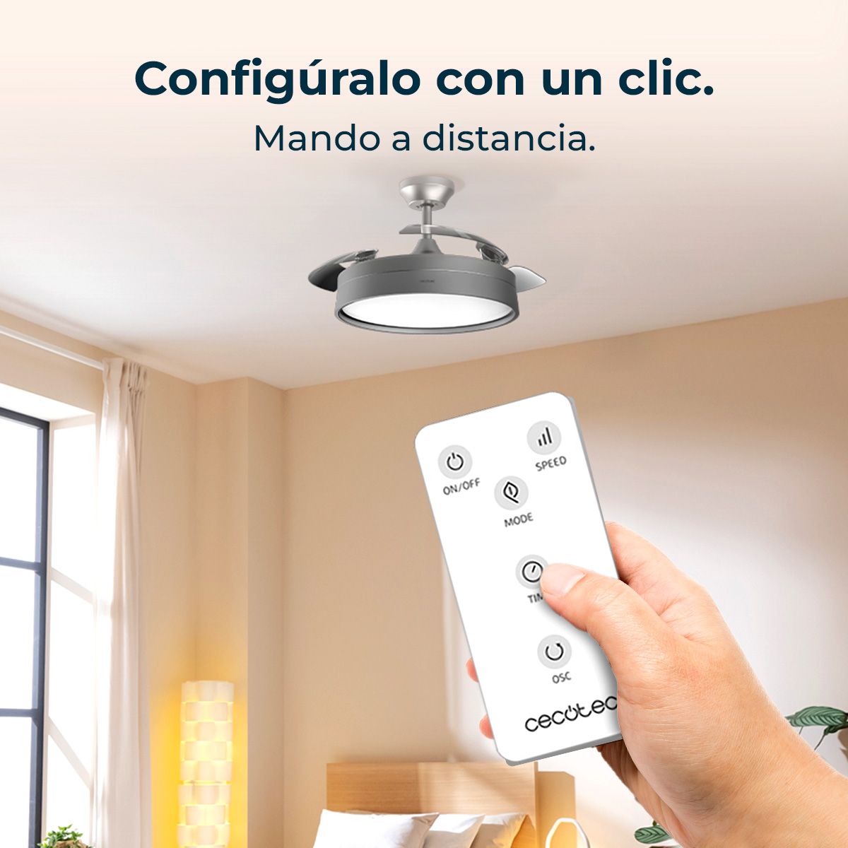 Una mano sostiene un mando a distancia blanco para un ventilador de techo con luz.
