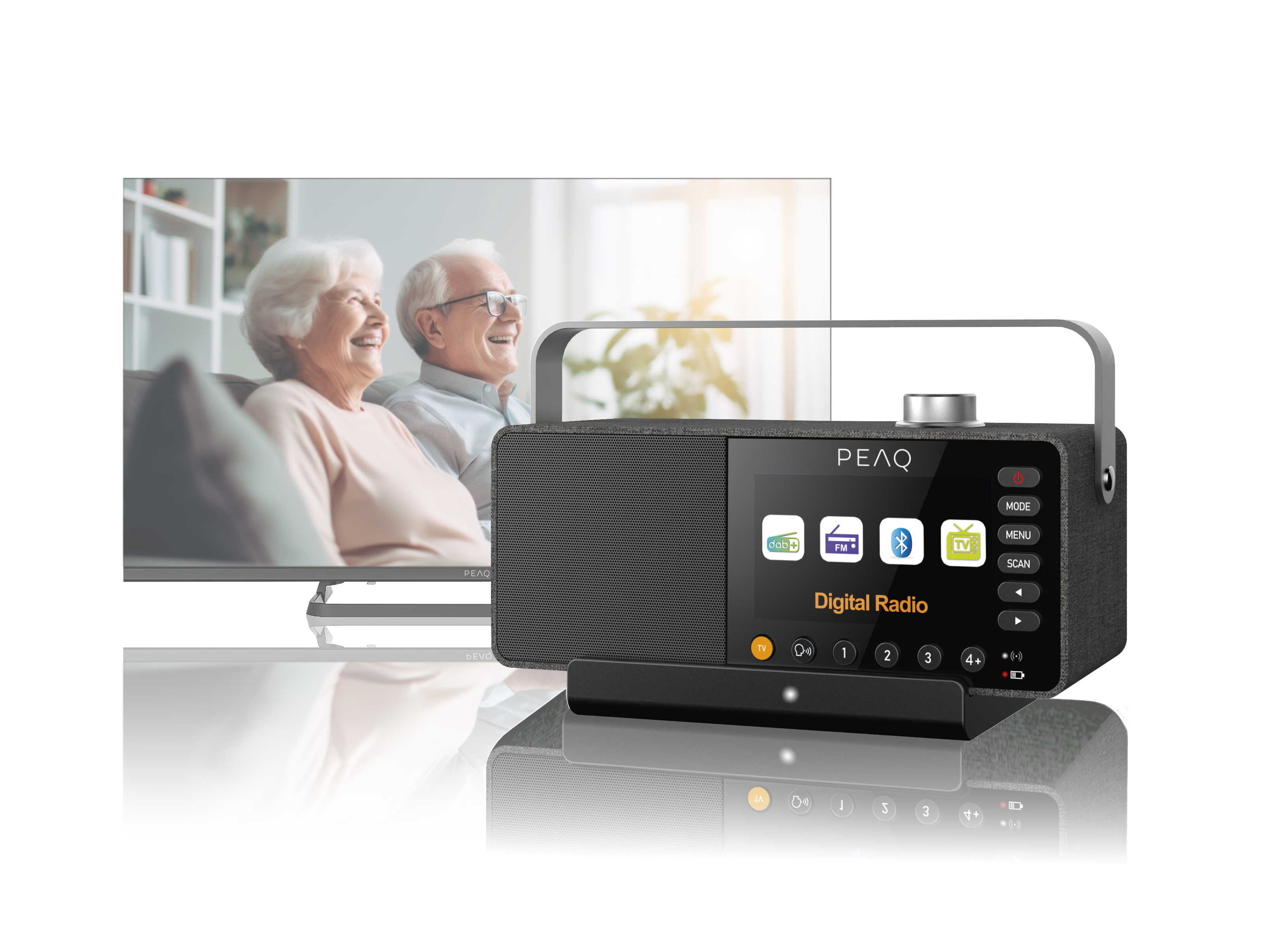 Älteres Paar lacht vor Fernseher, daneben ein PEAQ Digitalradio mit Touchscreen.