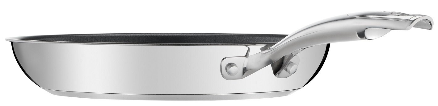 Srebrna patelnia z czarnym wnętrzem i metalową rączką, widok z boku.
