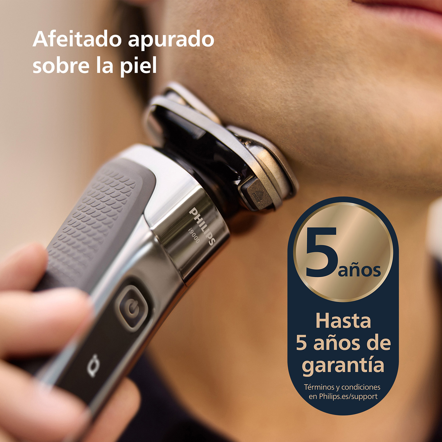 Primer plano de Philips i9000 en el cuello. Texto: Afeitado apurado sobre la piel y hasta 5 años de garantía.