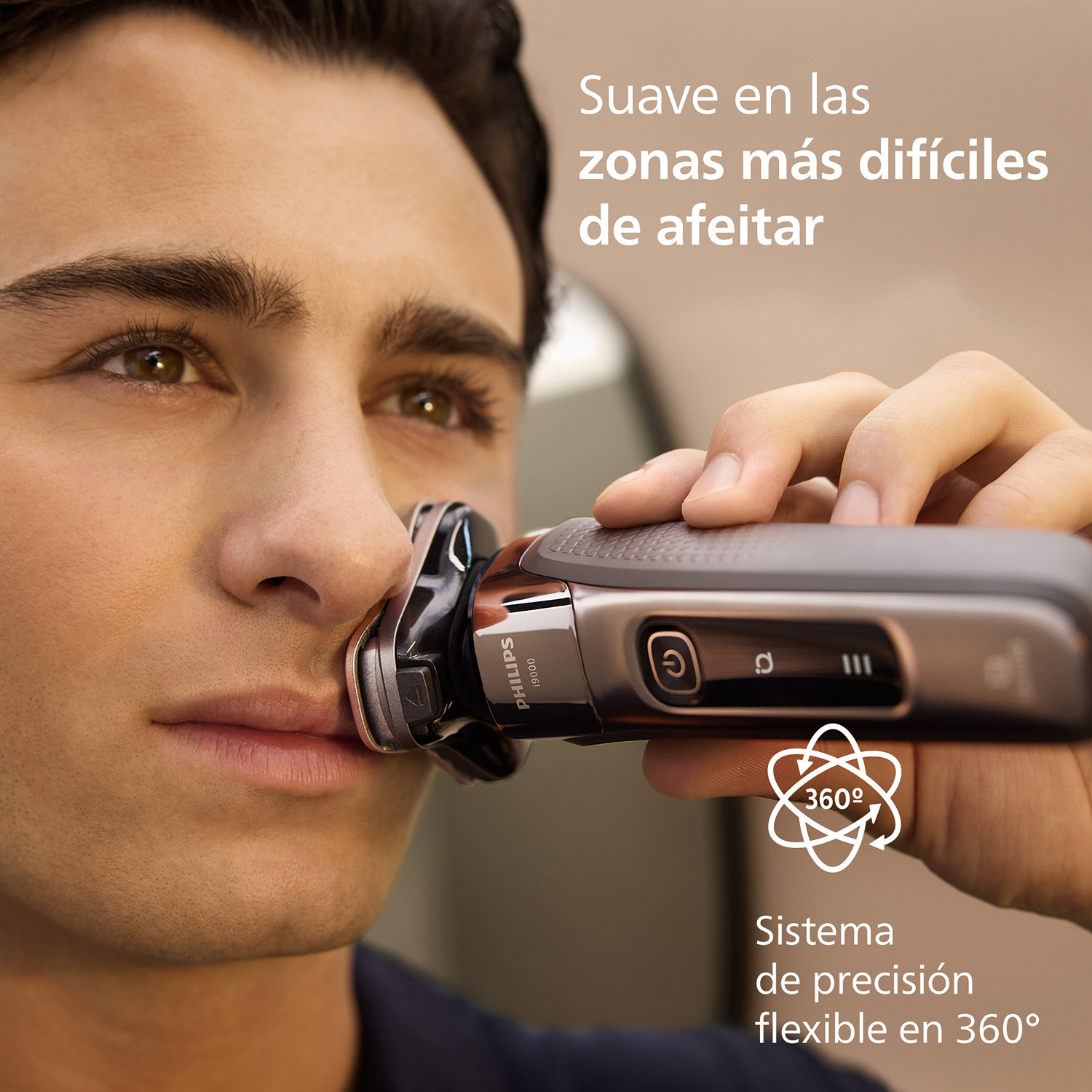 Hombre usando Philips i9000 en el bigote. Texto: Suave en las zonas más difíciles de afeitar, sistema de precisión flexible en 360°.