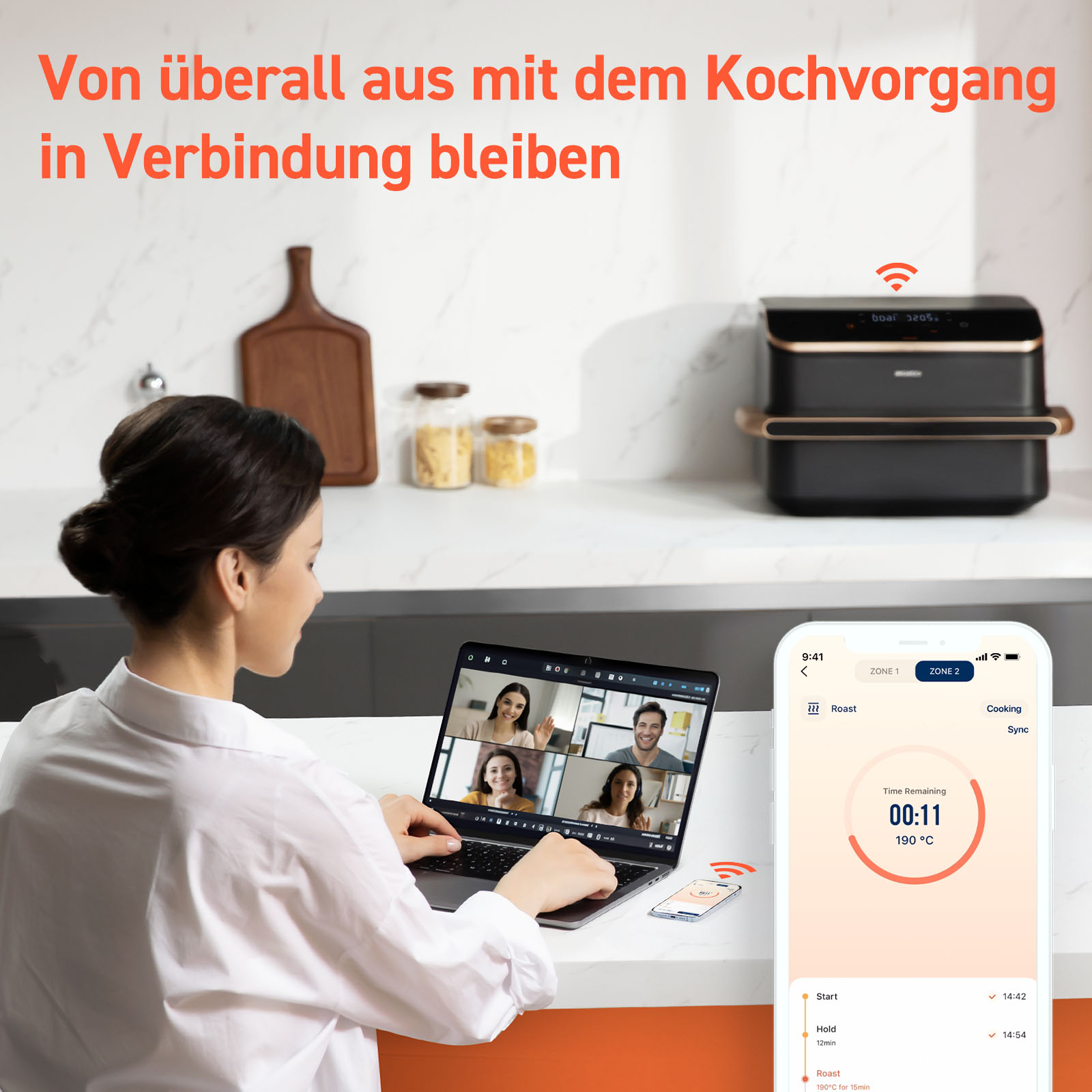 Frau am Laptop im Videocall mit Kochgerät-App auf dem Handy.