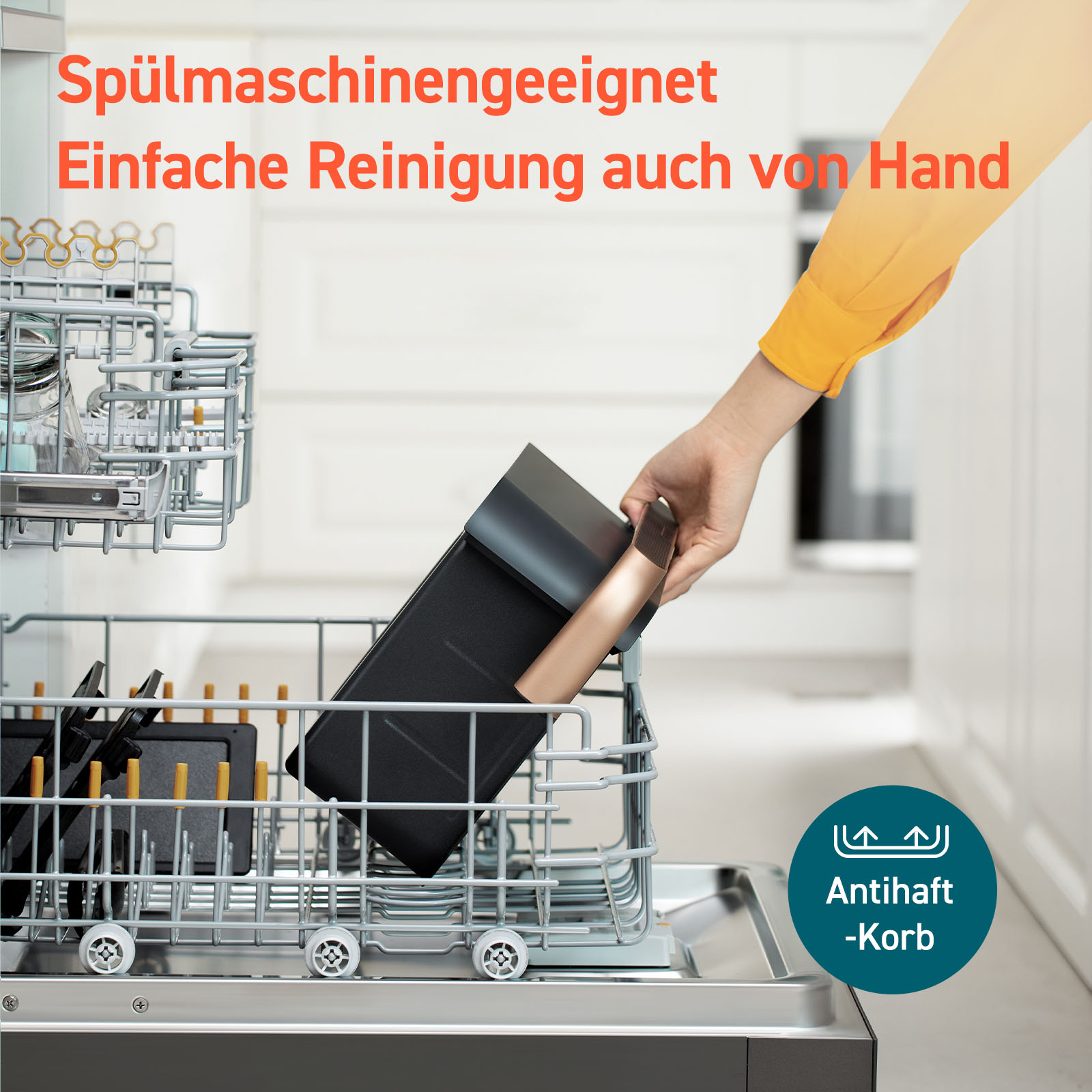 Eine Hand legt ein schwarzes Objekt in den oberen Korb einer Spülmaschine.