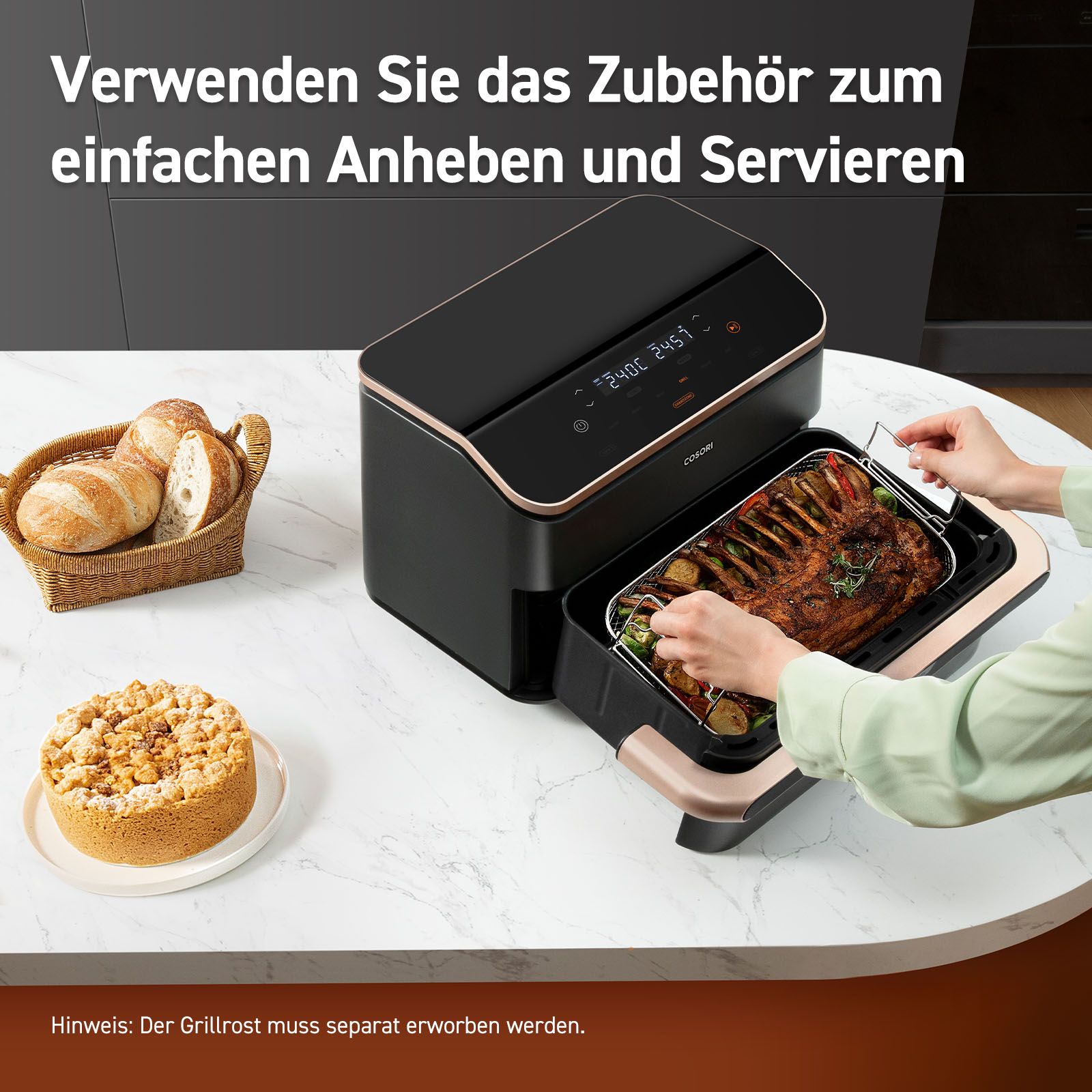 Ein schwarzer Airfryer mit einem Rostbraten, Kartoffeln und Brot auf Marmortisch.