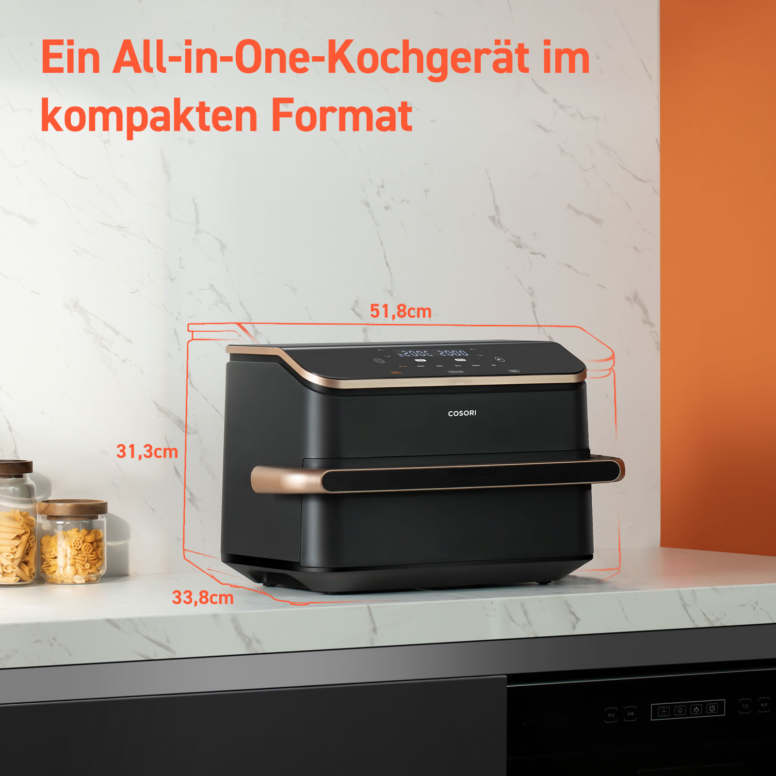 Ein schwarzes Cosori All-in-One Kochgerät mit goldenen Akzenten steht auf einer Marmorarbeitsplatte.