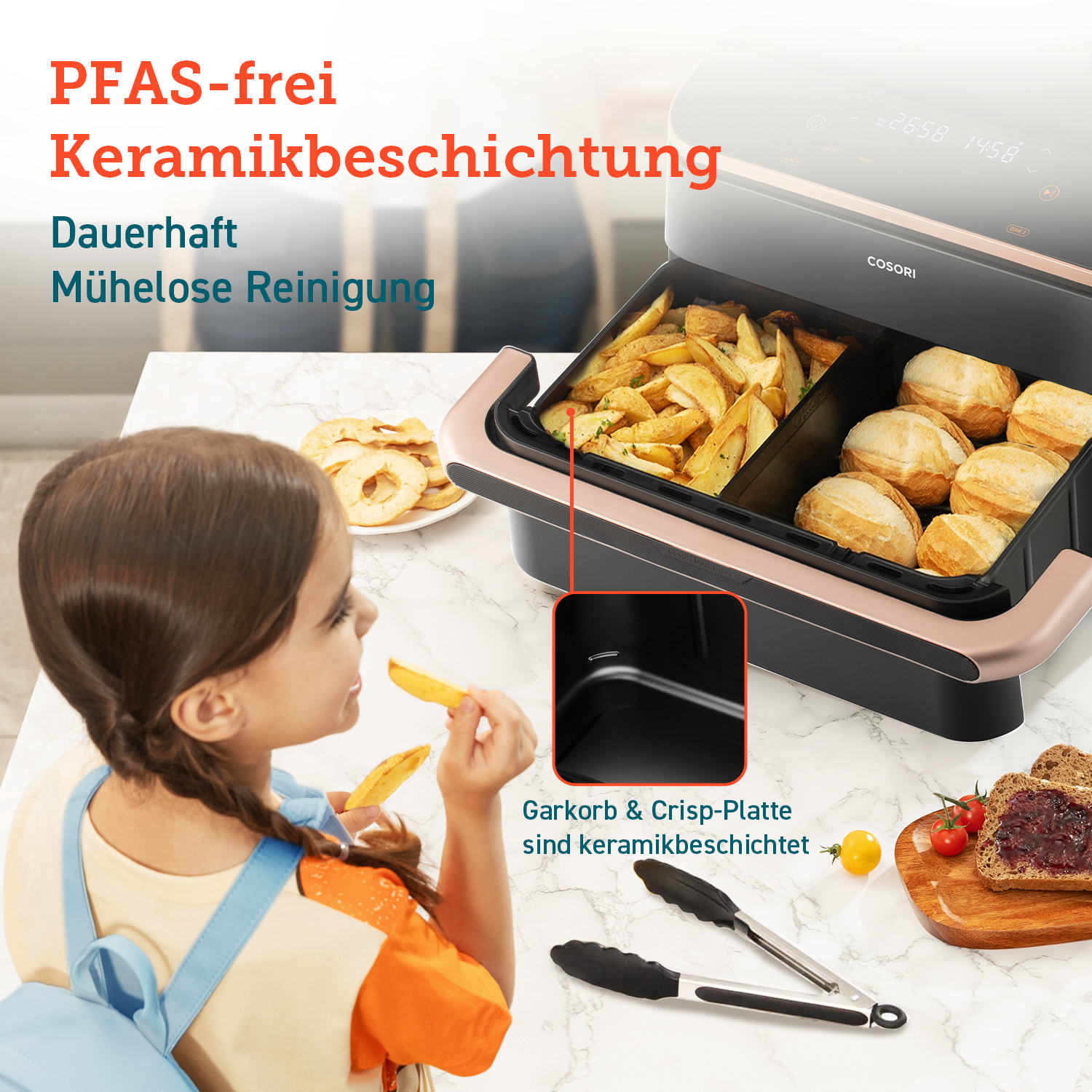 Mädchen isst Pommes neben einem Airfryer mit Pommes und Brötchen.
