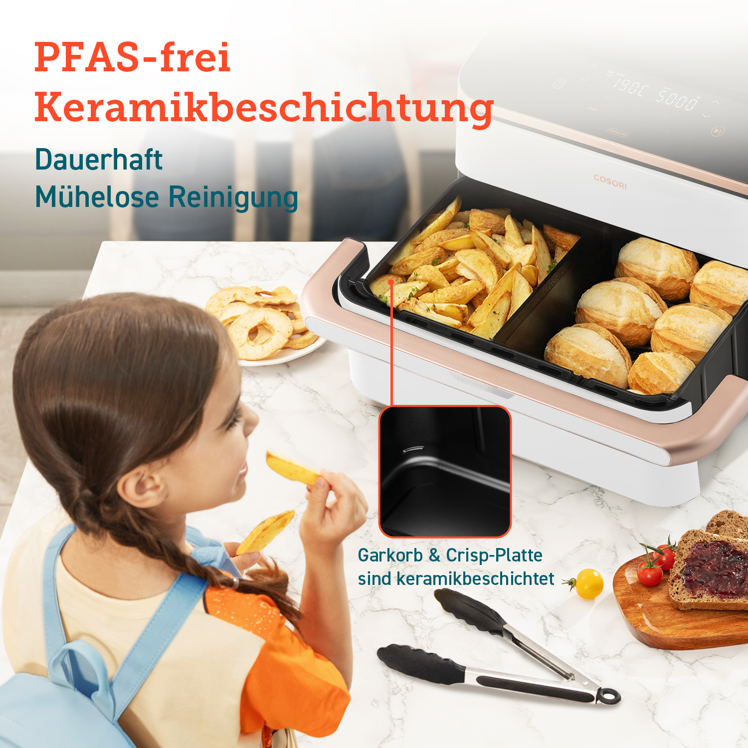 Ein Mädchen isst Pommes vor einem Airfryer mit Brötchen und Kartoffeln.
