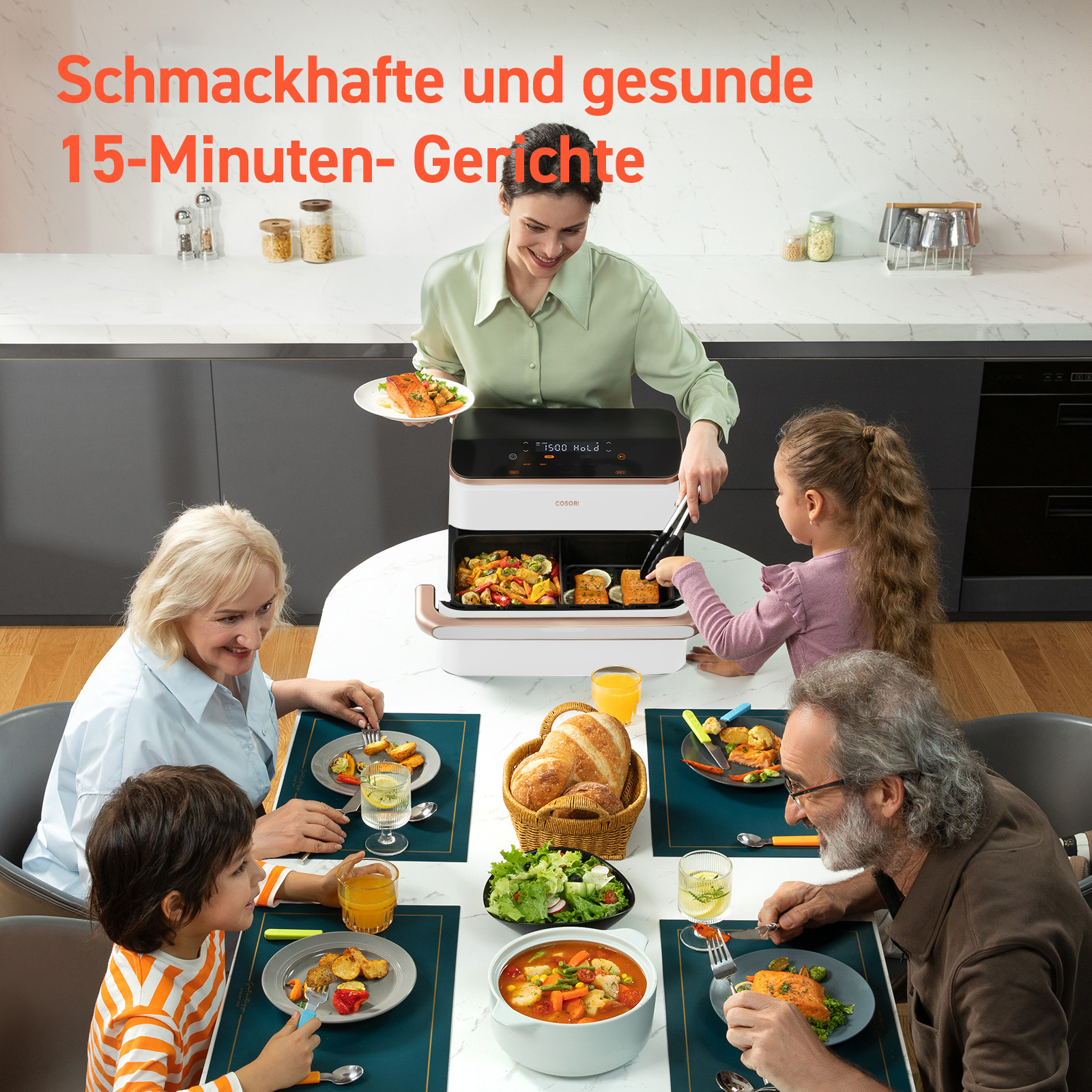Familie isst aus einem Airfryer-Gericht mit Lachs und Gemüse.