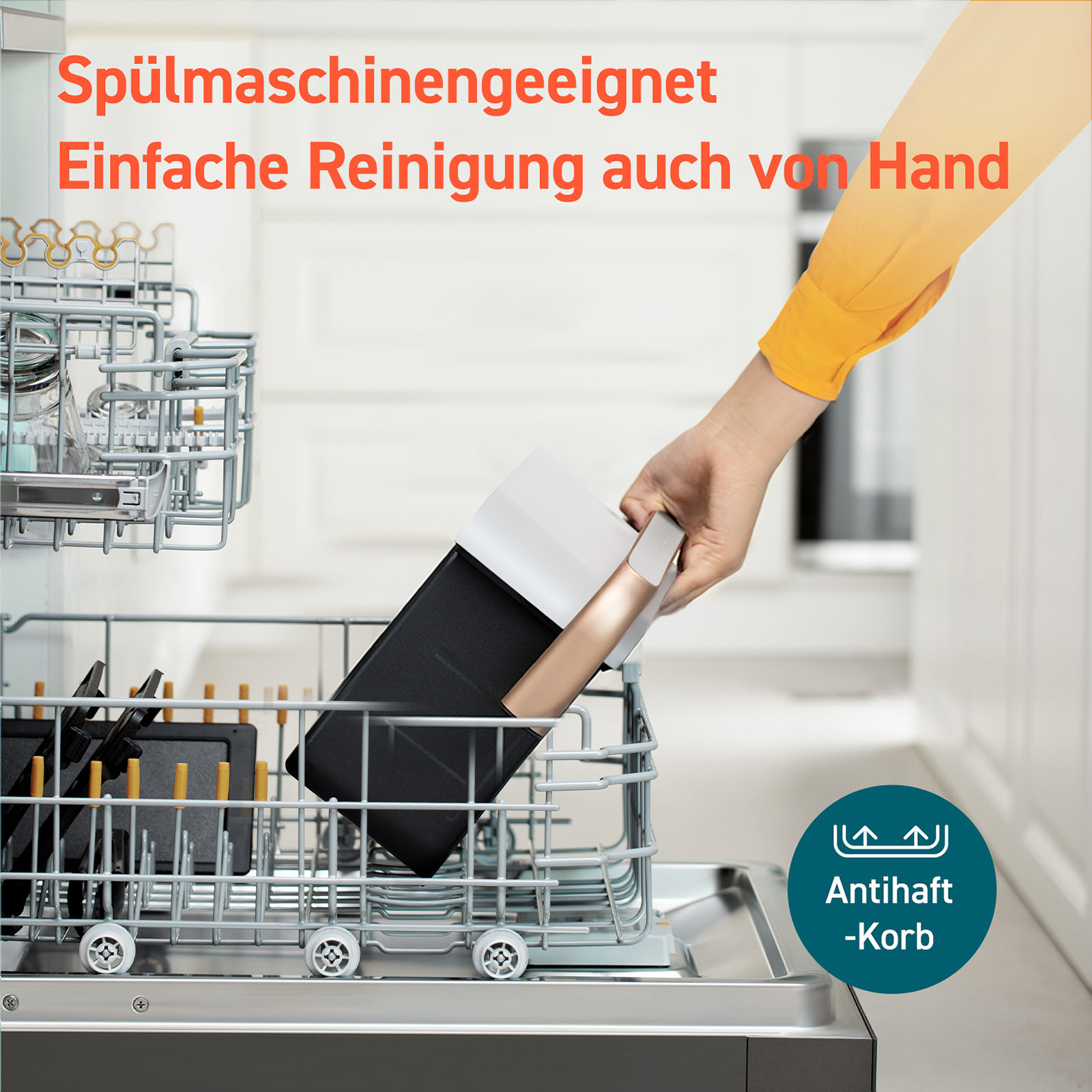 Eine Hand legt eine schwarze Pfanne mit Griff in einen Geschirrspüler.