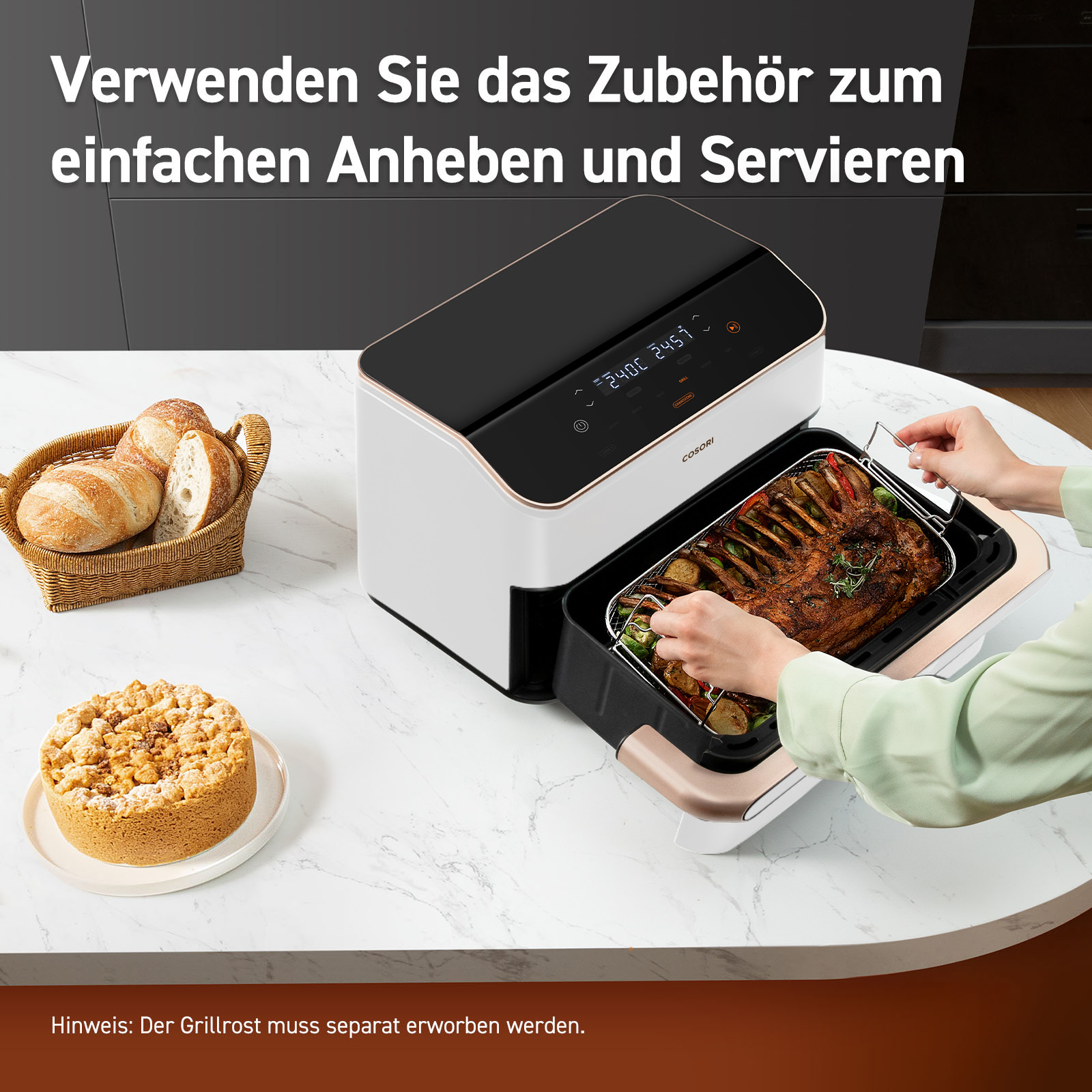Ein Airfryer mit einem Braten und Beilagen, daneben Brot und Kuchen.