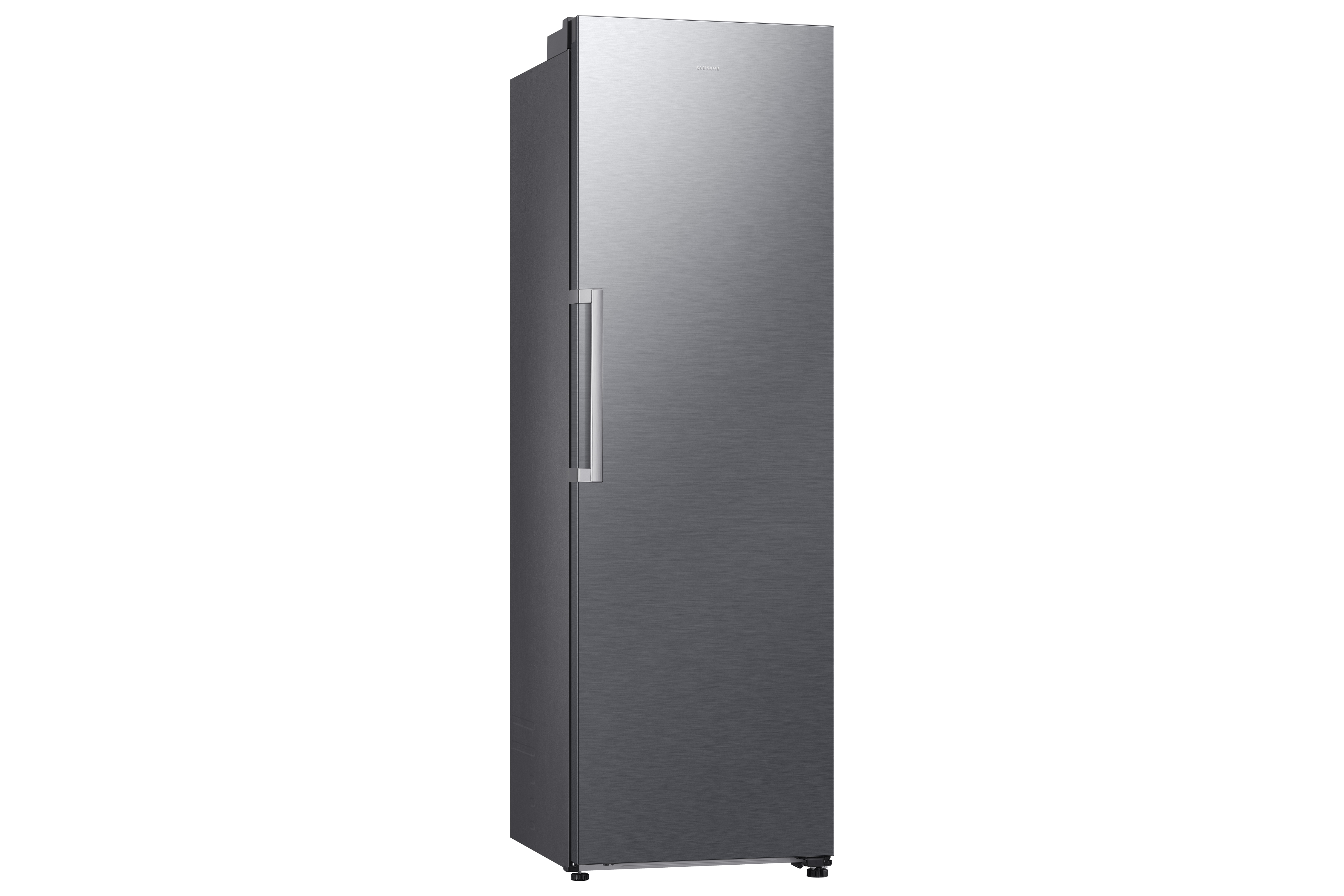 Ein schlanker, grauer Kühlschrank mit silbernem Griff auf weißem Hintergrund.