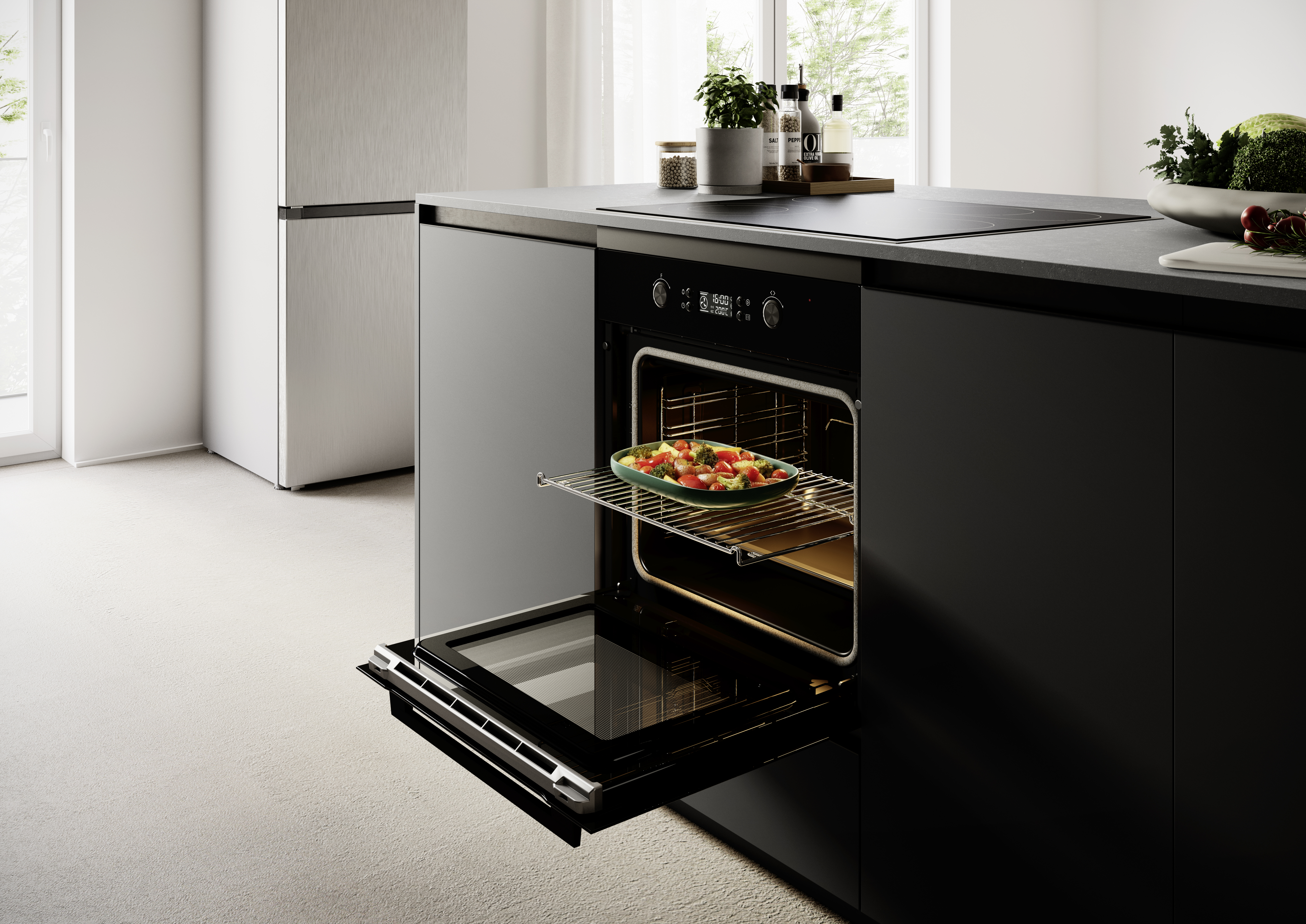 Piekarnik z otwartymi drzwiami, w środku taca z warzywami na ruszcie.