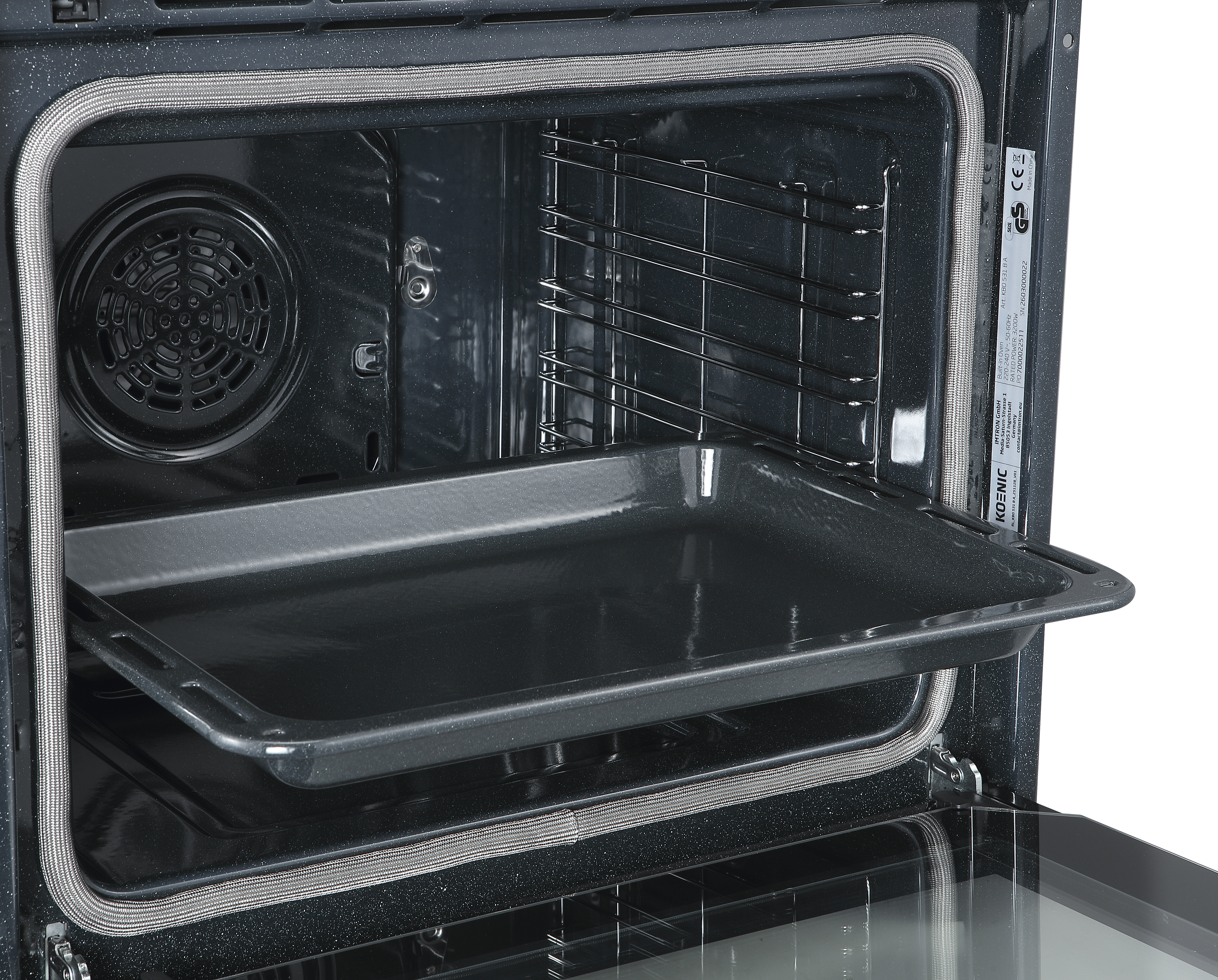 Wnętrze otwartego piekarnika z tacą na ruszcie i wentylatorem po lewej.