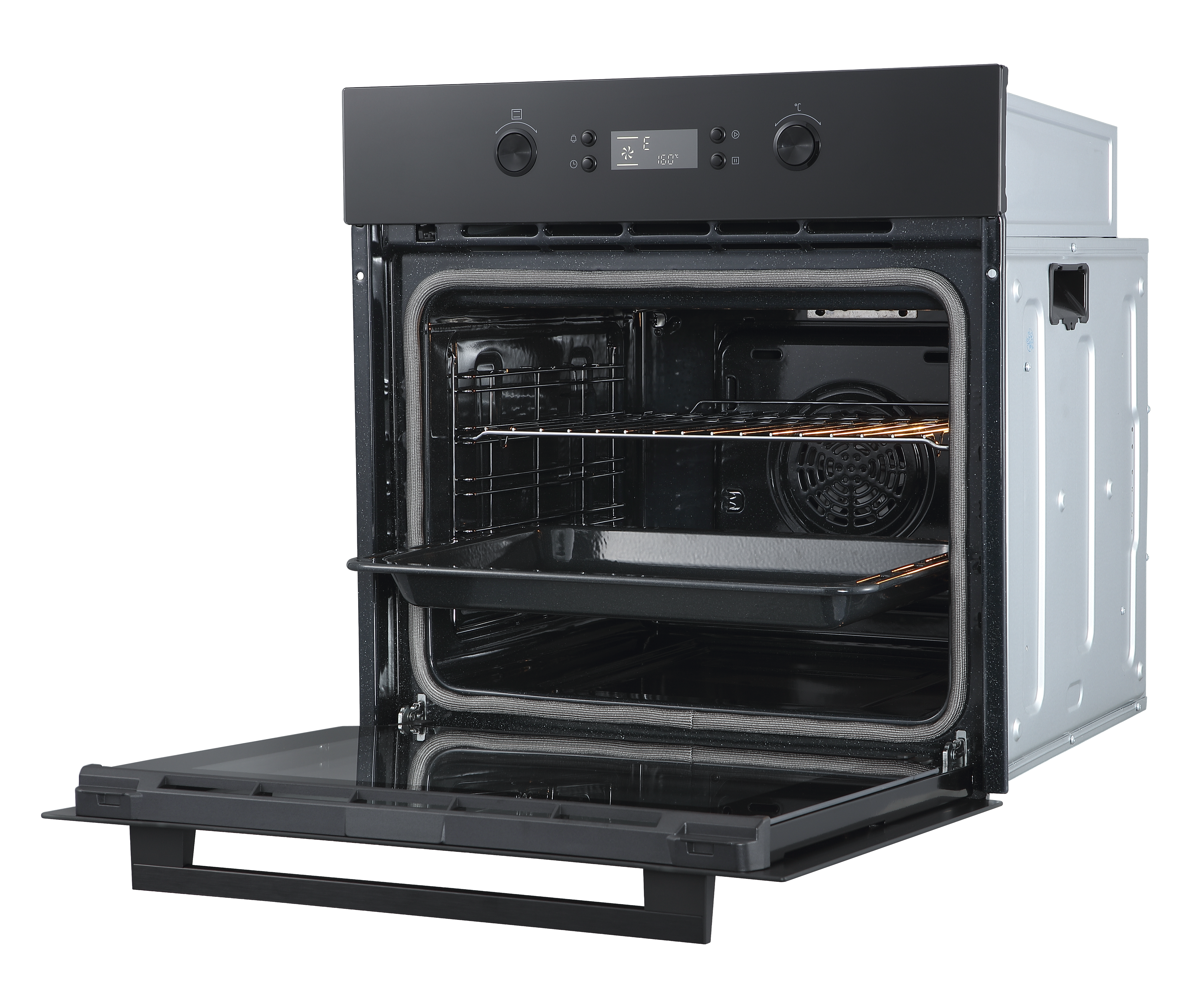 Otwarty czarny piekarnik do zabudowy z trzema rusztami i blachą.
