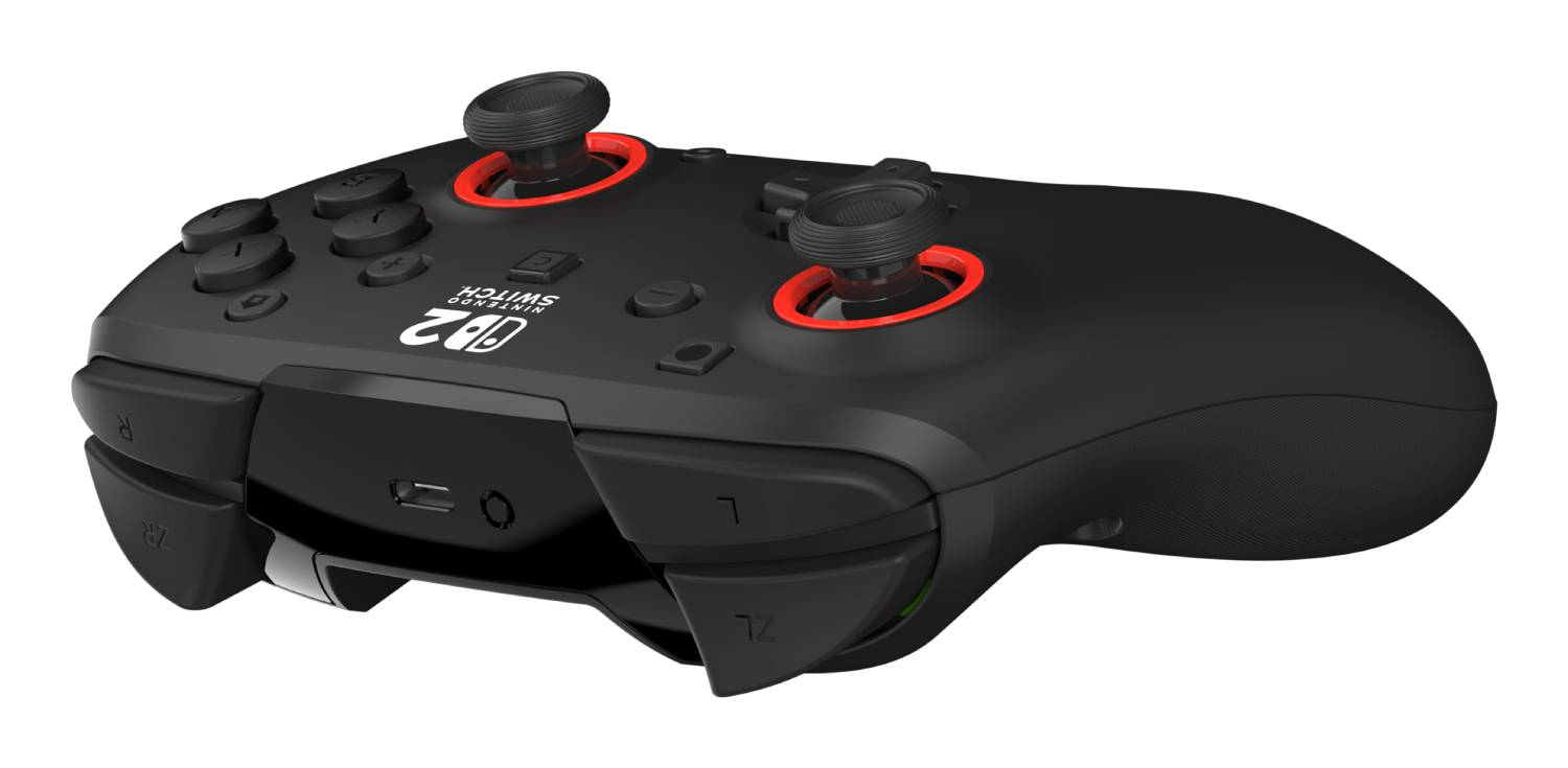 Mando negro de Nintendo Switch con detalles rojos y dos joysticks.