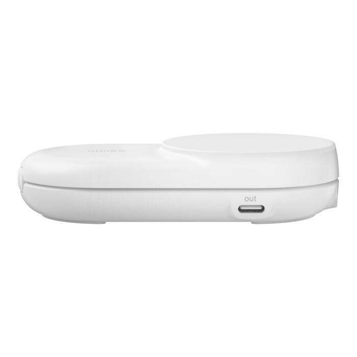 Un cargador blanco y redondo con un puerto USB-C en el lateral.