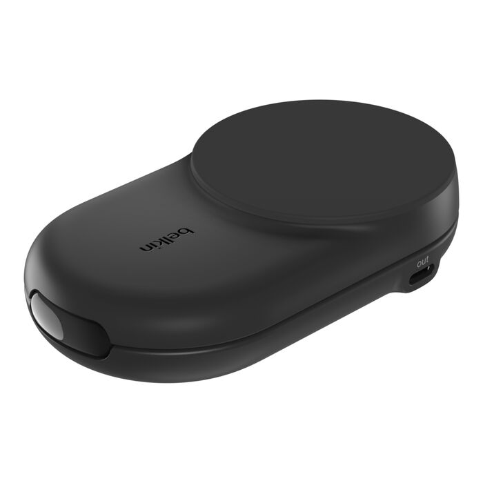 Cargador ovalado negro con logo de Belkin y puerto 'out'.