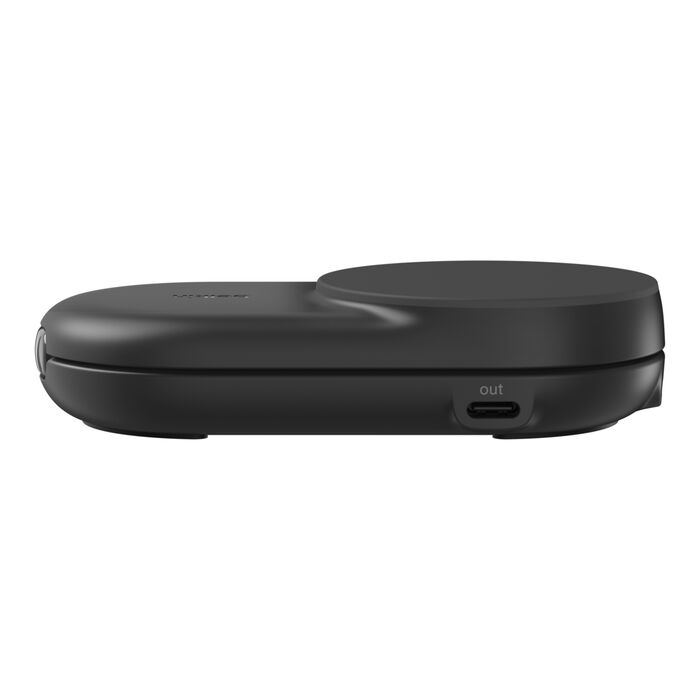 Cargador portátil negro con un puerto USB-C etiquetado como "out".