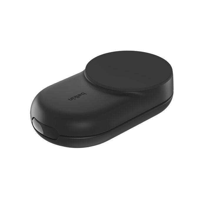 Cargador negro con parte superior circular y logo de Belkin.