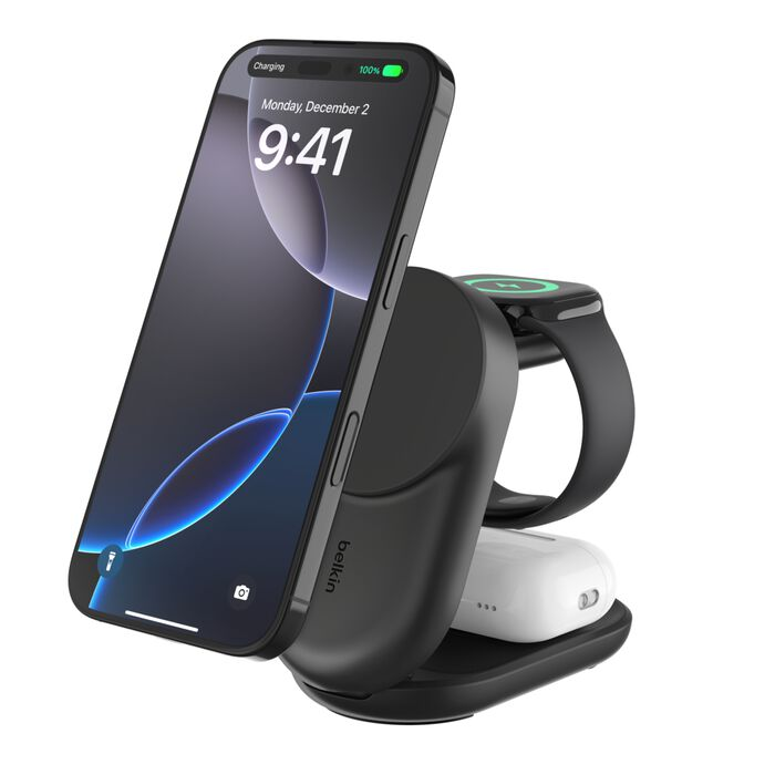 Un soporte de carga negro con un iPhone, Apple Watch y AirPods.