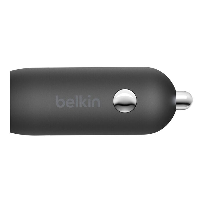 Un cargador de coche Belkin negro con detalle y enchufe plateados.