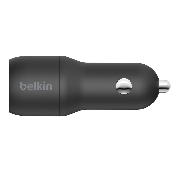 Un cargador de coche Belkin negro con un detalle plateado.