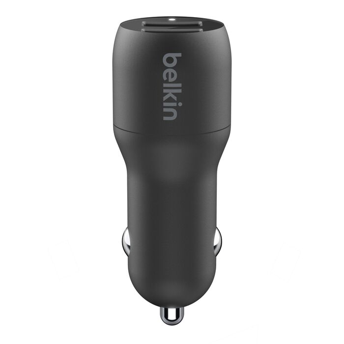 Un cargador de coche Belkin negro con detalles plateados y un puerto USB.