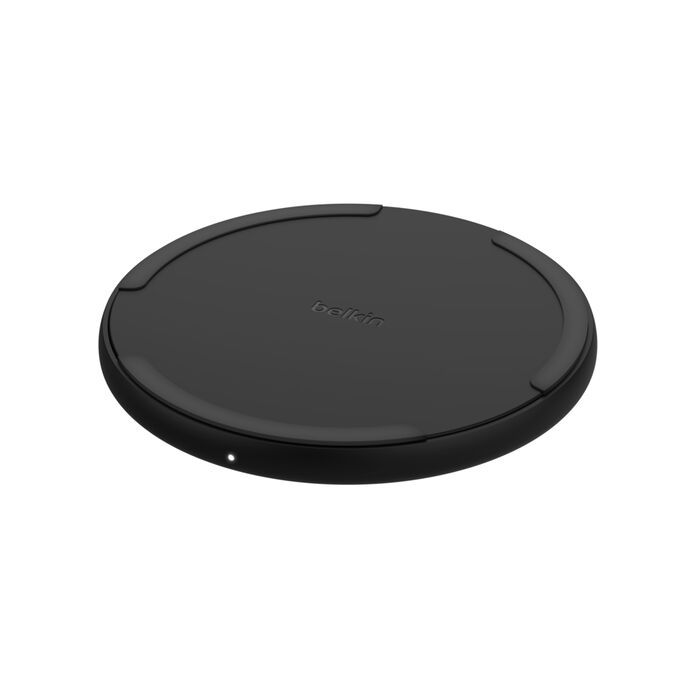 Cargador inalámbrico Belkin redondo negro con una pequeña luz indicadora.