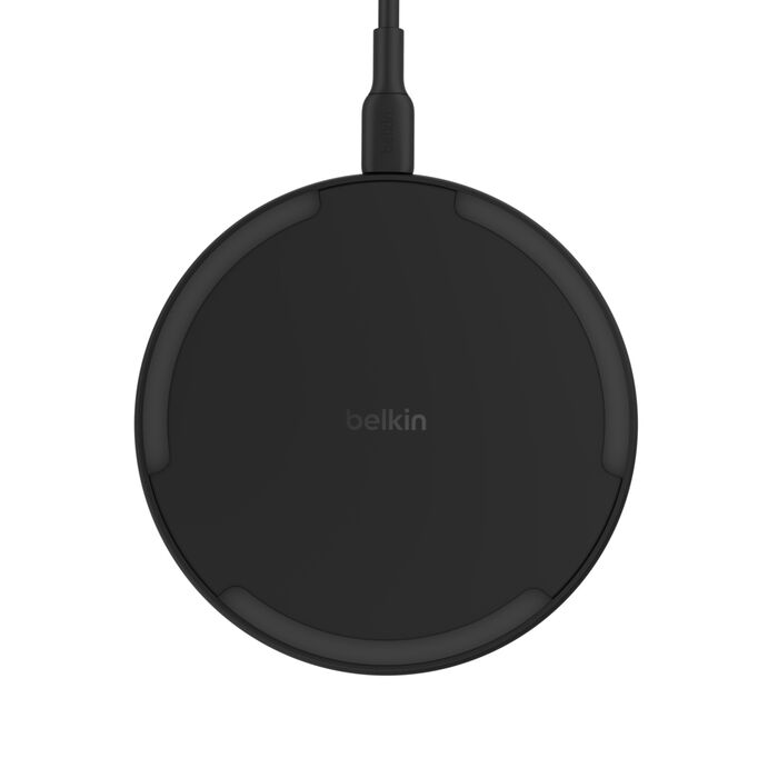 Cargador inalámbrico Belkin negro, redondo, con cable en la parte superior.