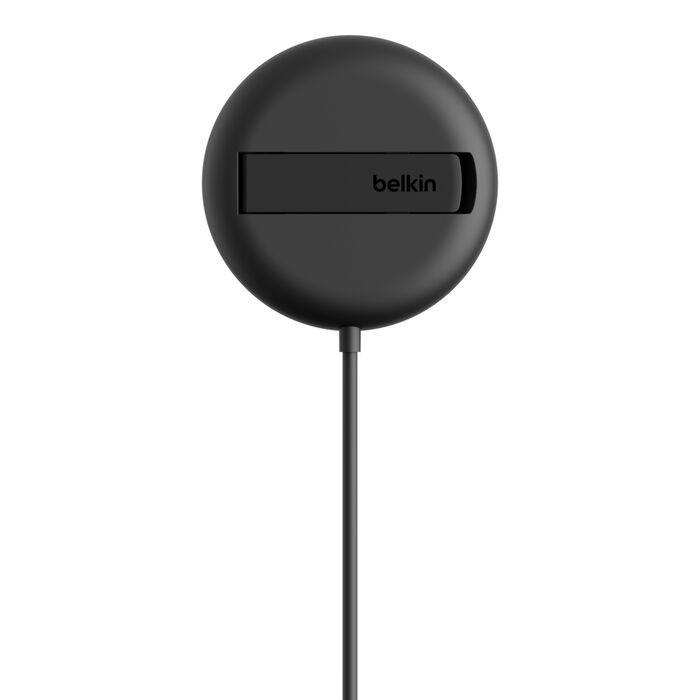 Cargador Belkin negro con cable sobre fondo blanco.