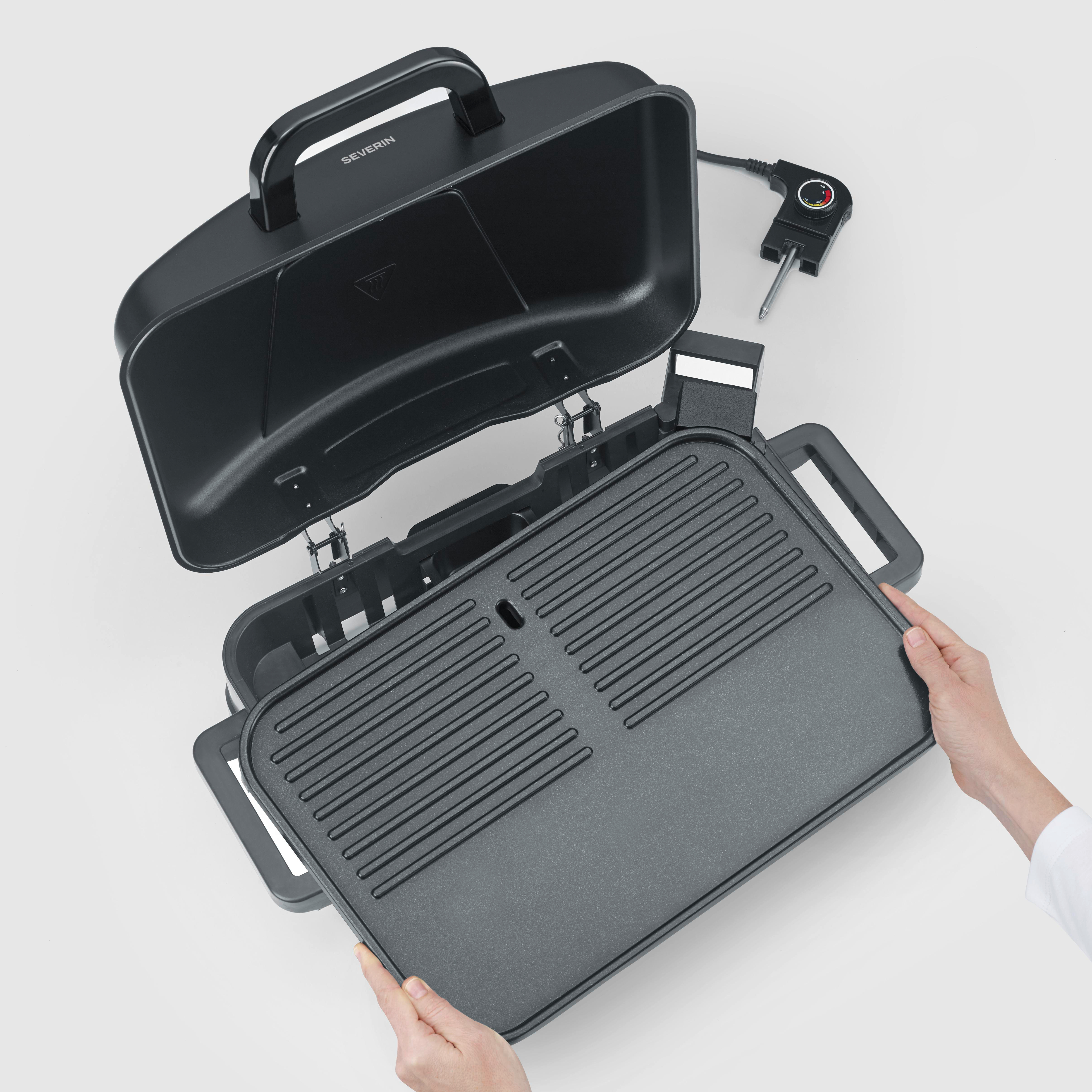 Schwarzer Elektrogrill mit aufklappbarem Deckel und abnehmbarer Grillplatte.