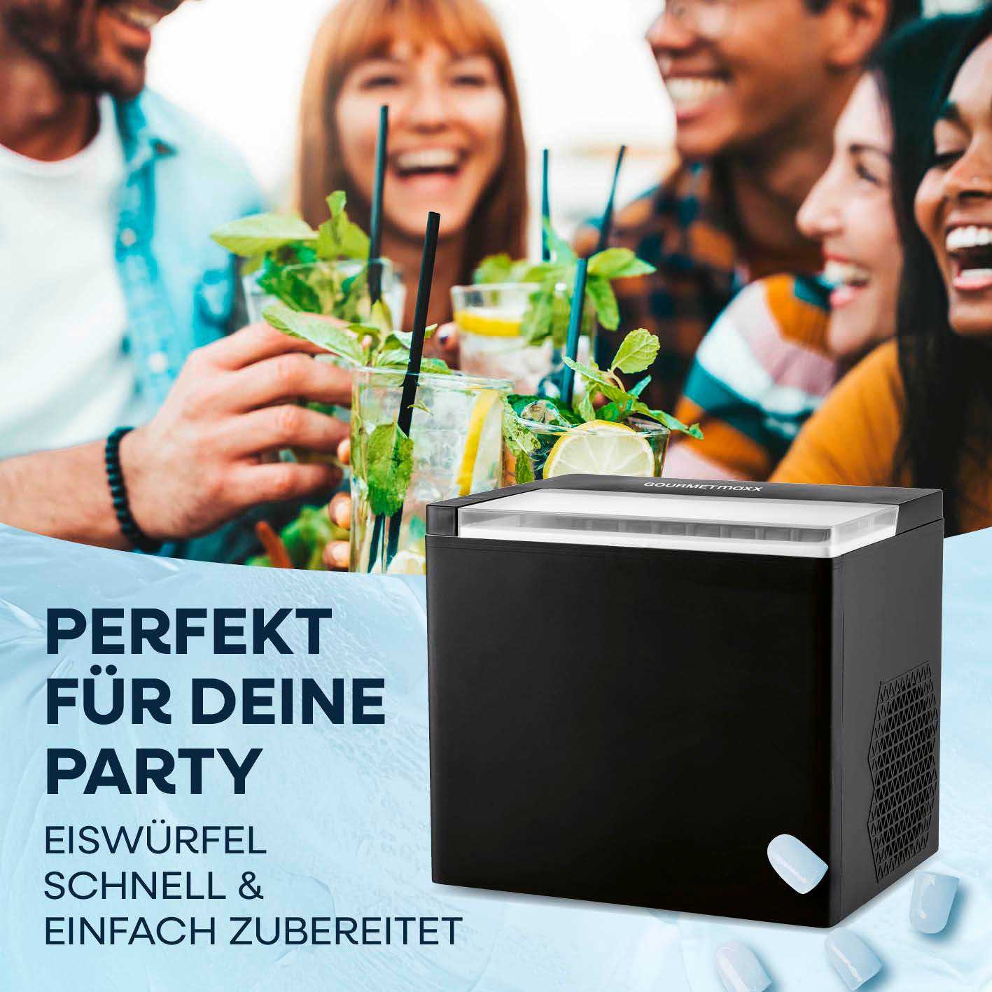 Schwarzer Eiswürfelbereiter neben frischen Getränken mit Freunden, die lachen.