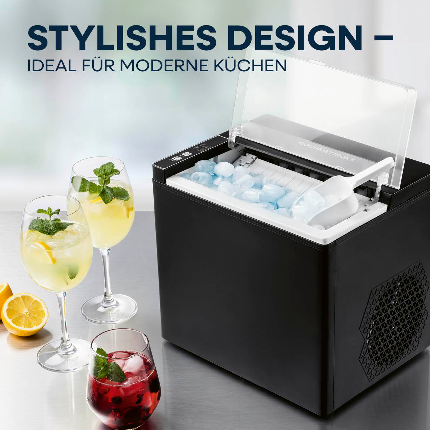 Schwarzer Eiswürfelbereiter mit Eiswürfeln, zwei Gläsern Limonade und einem Glas Beerensaft.