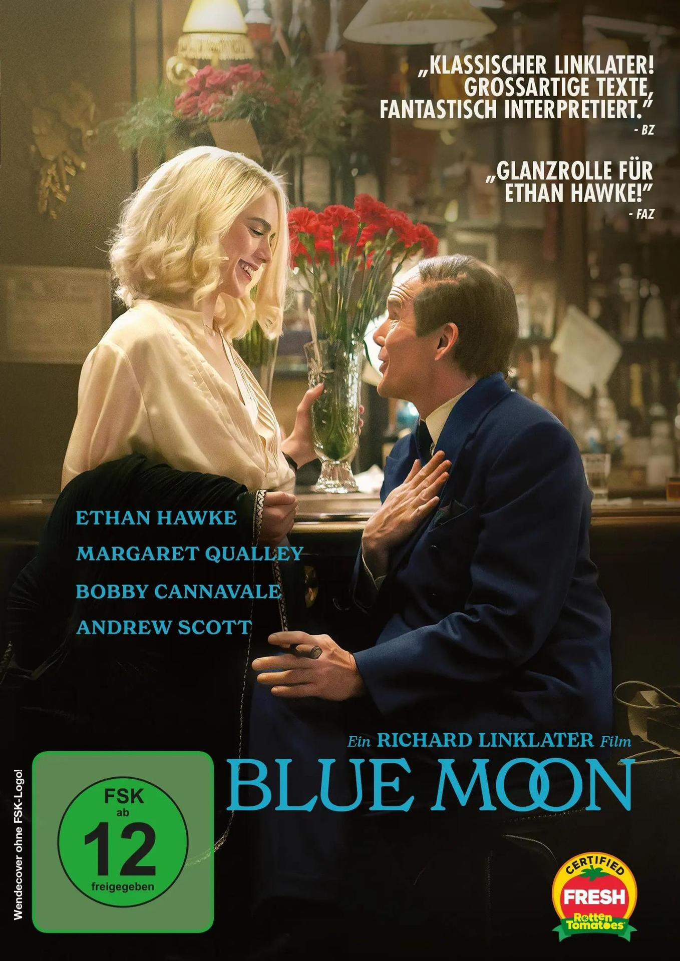 Ein Mann im blauen Anzug und eine blonde Frau lächeln sich an. Filmplakat.